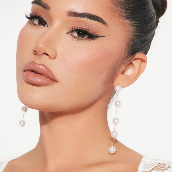 Falling white pearl earrings - Picture 3 of 3